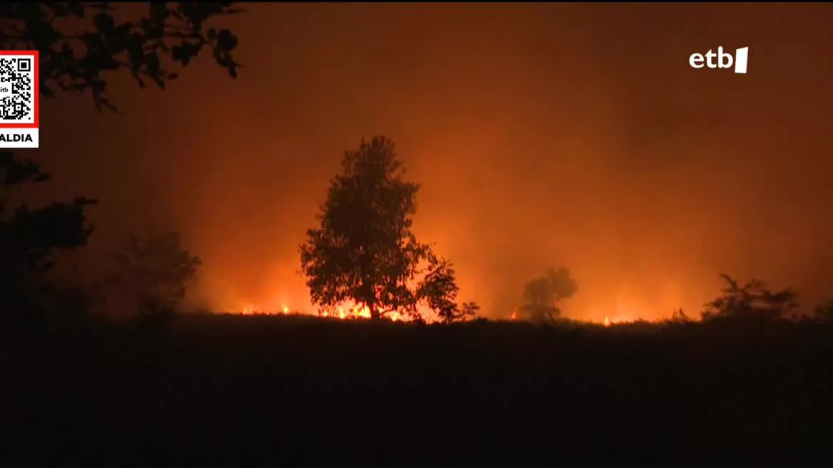 Asteartean hasitako suteetan 12.200 pertsona ebakuatu behar izan dituzte. Garrak oraindik ez daude kontrolpean.