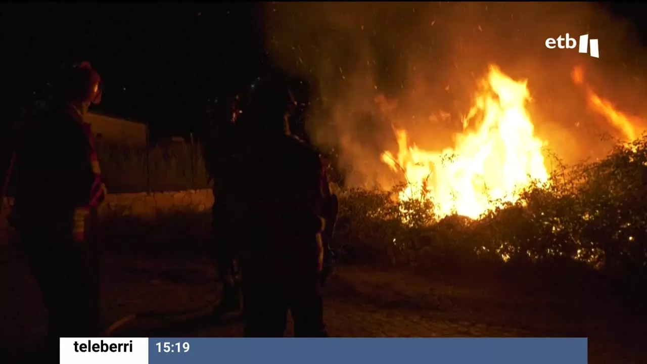Ha muerto el piloto de un hidroavión que participaba en la lucha contra las llamas. También el norte de Marruecos se ve afectado por numerosos incendios.
