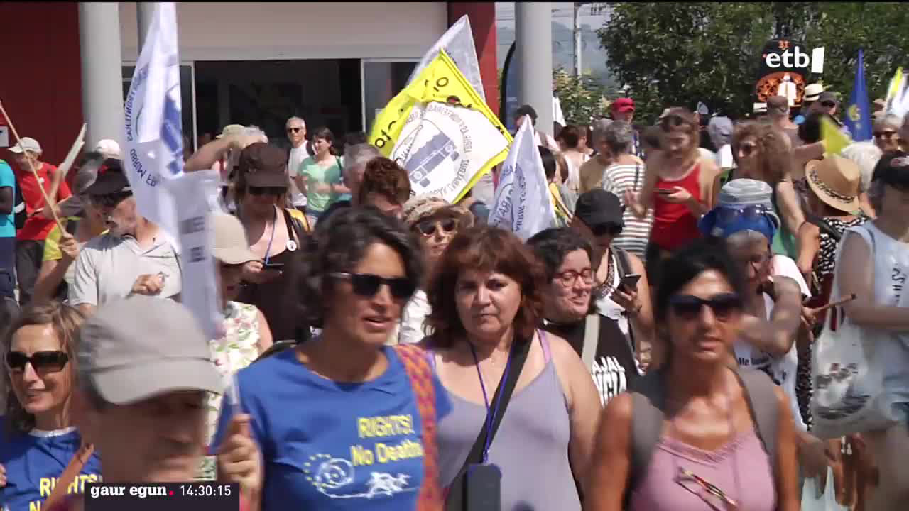 "Mugak Zabalduz" ekimenak Pirinioetatik Alpeetara egingo du ibilbidea Europako migrazio politikak salatzeko. Bidea Irunen hasi dute, eta bertan, Iparraldeko muga migranteentzat irekitzeko eskatu dute.