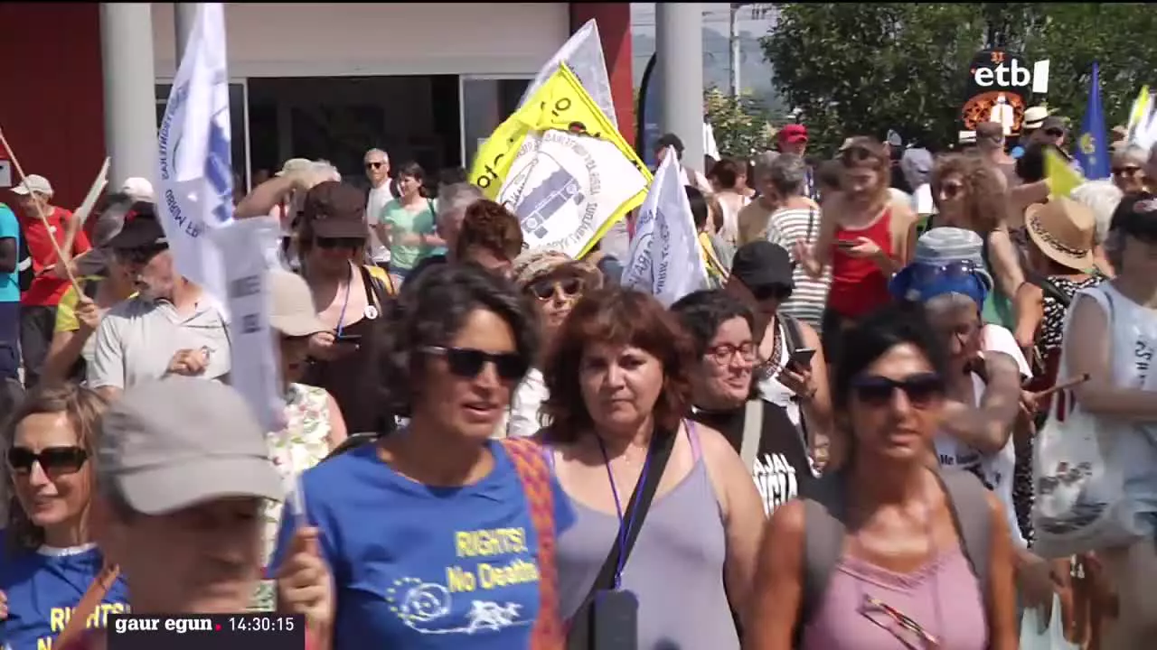 "Mugak Zabalduz" ekimenak Pirinioetatik Alpeetara egingo du ibilbidea Europako migrazio politikak salatzeko. Bidea Irunen hasi dute, eta bertan, Iparraldeko muga migranteentzat irekitzeko eskatu dute.