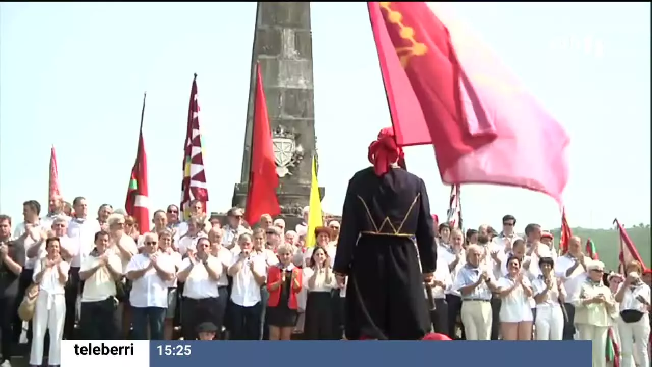 Decenas de vecinos y autoridades han ascendido hasta el monolito situado en lo alto de la localidad donde se ubicaba el castillo de Amaiur, hoy un símbolo del Reino de Navarra. Se cumplen 500 años de su destrucción a manos del Reino de Castilla.