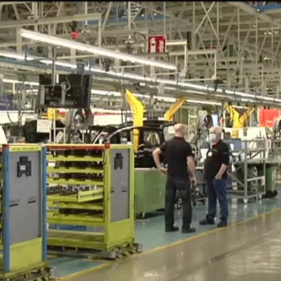 Después de semanas de huelgas y movilizaciones,  los trabajadores de Mercedes-Benz de Vitoria  deberán votar este lunes en referéndum si aceptan el preacuerdo para el nuevo convenio. Hemos estado con representantes de UGT y LAB para hablar sobre la jornada decisiva de mañana.