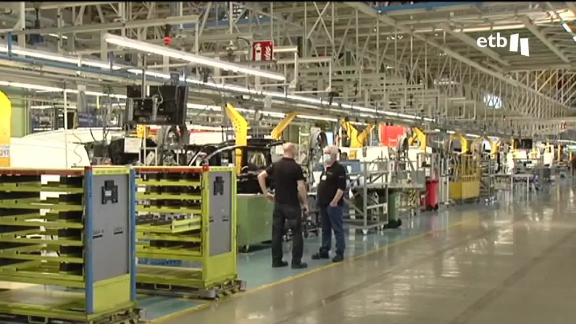 Después de semanas de huelgas y movilizaciones, los trabajadores de Mercedes-Benz de Vitoria deberán votar este lunes en referéndum si aceptan el preacuerdo para el nuevo convenio. Hemos estado con representantes de UGT y LAB para hablar sobre la jornada decisiva de mañana.