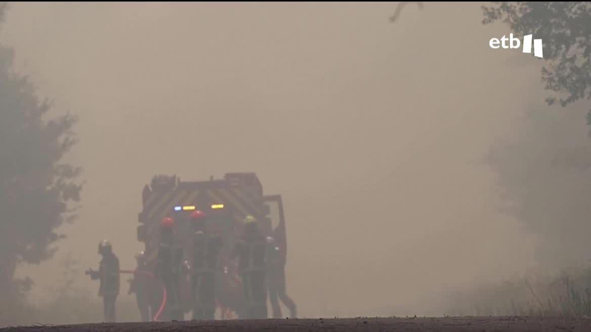 El viento y el calor han reforzado las llamas en la zona de la Gironda, que preocupa de cara a los próximos días. Esta tarde se han registrado llamas de casi 100 metros que han alcanzado incluso un kilómetro de extensión.