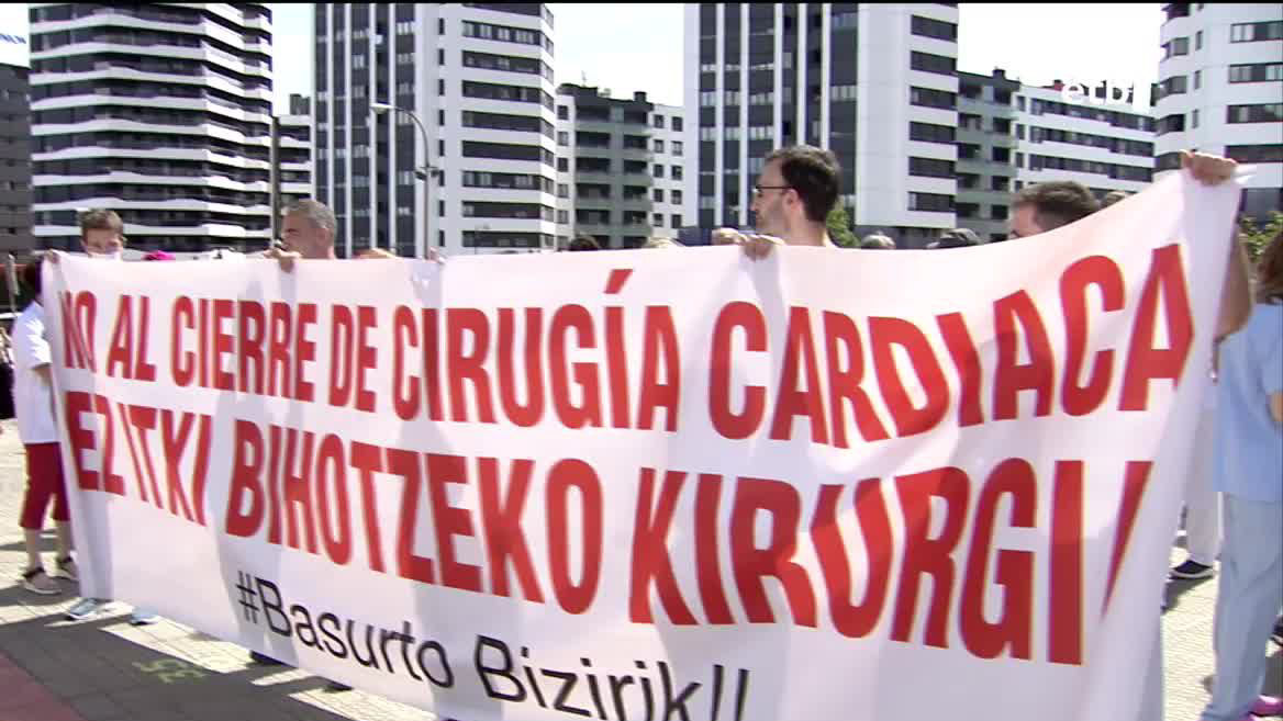 Langileek jakinarazpena jaso dute, eta gogor kritikatu dute iragarpena orain izatea, hain zuzen, mediku asko oporretan daudela.