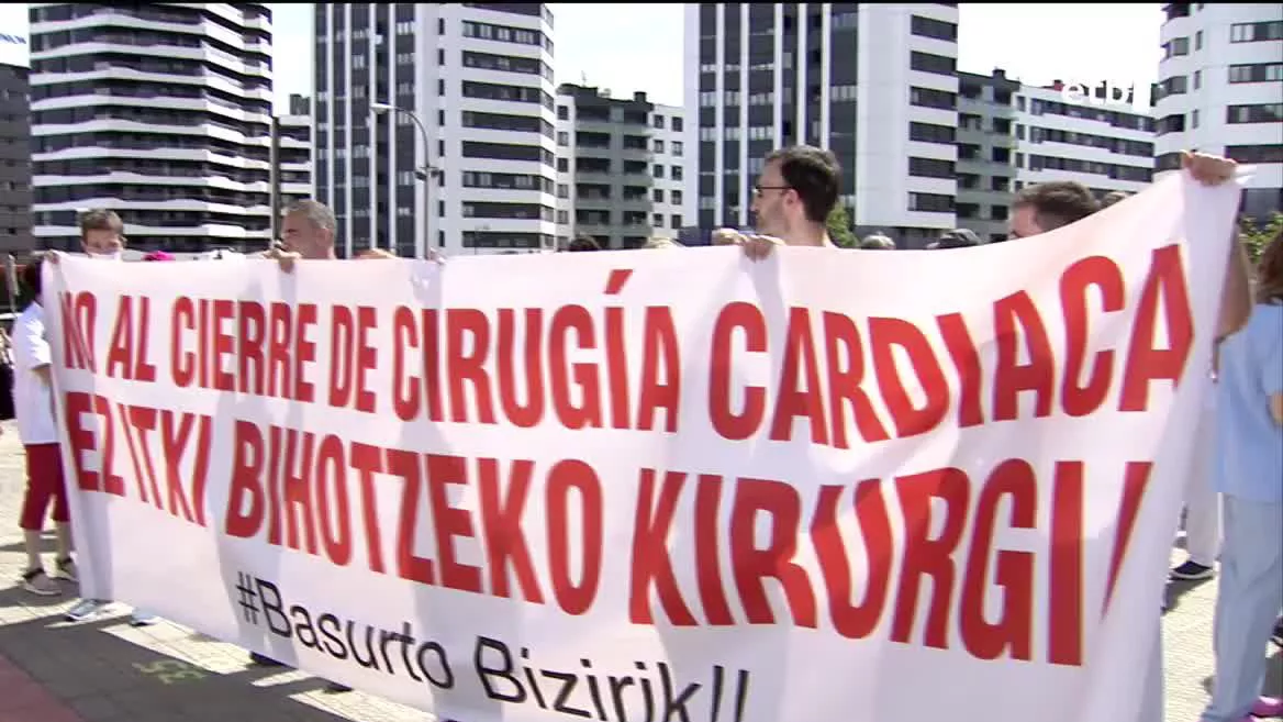 Langileek jakinarazpena jaso dute, eta gogor kritikatu dute iragarpena orain izatea, hain zuzen, mediku asko oporretan daudela.