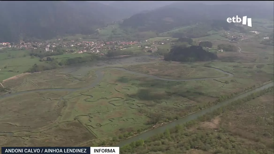 Las elevadas temperaturas y las escasas lluvias han dejado las cuencas de las que toman el agua Busturialdea y Lea-Artibai en una situación "deficitaria"; por eso, el Consorcio de Aguas Bilbao Bizkaia pide limitar el consumo no esencial de agua.