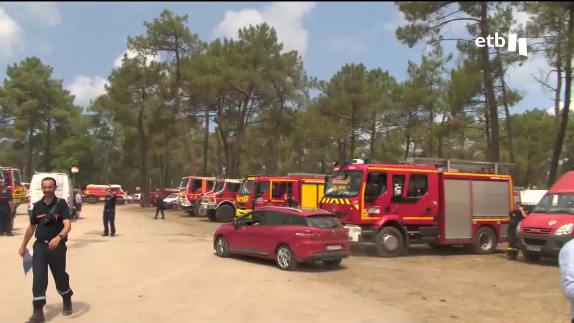 Hay más de 37 000 personas evacuadas, a causa de unos incendios que comenzaron hace ya nueve días y cuyo final no está todavía cercano. Han ardido más de 2000 hectáreas.