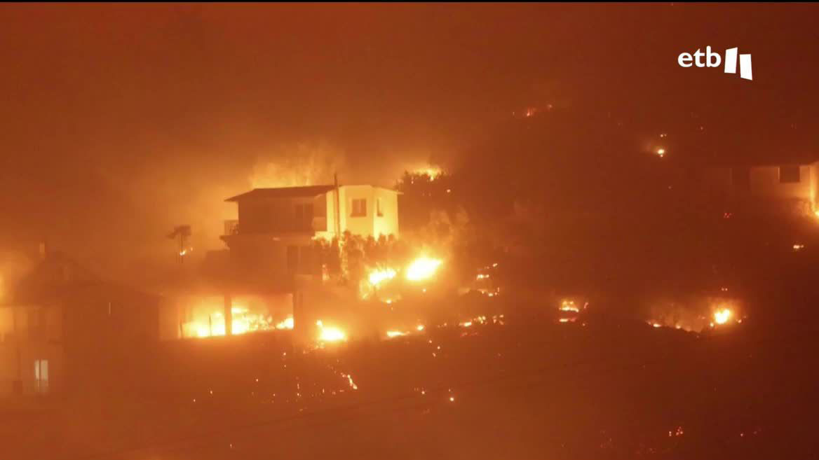 Las altas temperaturas se han unido a los fuertes vientos para provocar una situación que, en algunos lugares, es desesperada. En Grecia, a 27 kilómetros de Atenas, han sido hospitalizadas 30 personas.
