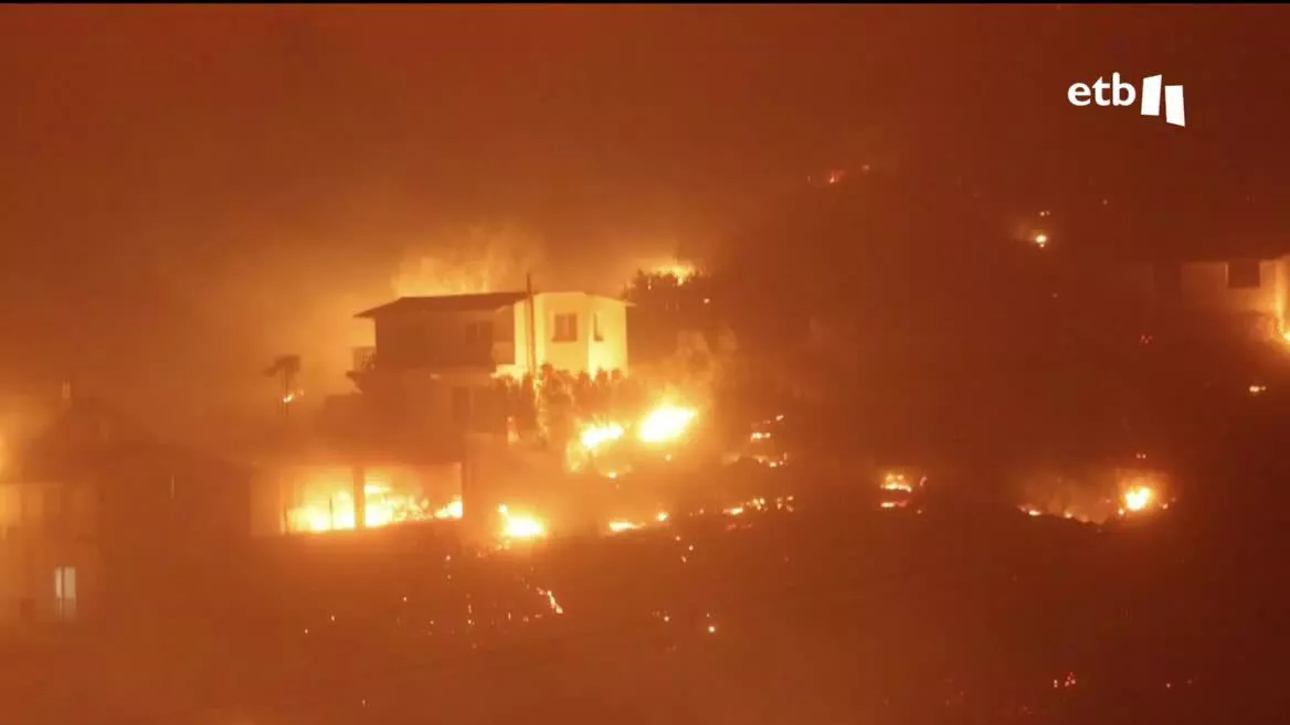 Las altas temperaturas se han unido a los fuertes vientos para provocar una situación que, en algunos lugares, es desesperada. En Grecia, a 27 kilómetros de Atenas, han sido hospitalizadas 30 personas.
