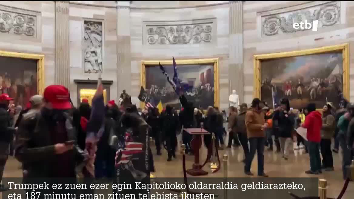 Batzorde horren arabera, Donald Trump bera zen erasoari amaiera eman ahal zion bakarra, baina, aholkulariei eta senideei entzingor eginik, hiru ordu eman zituen telebista ikusten.