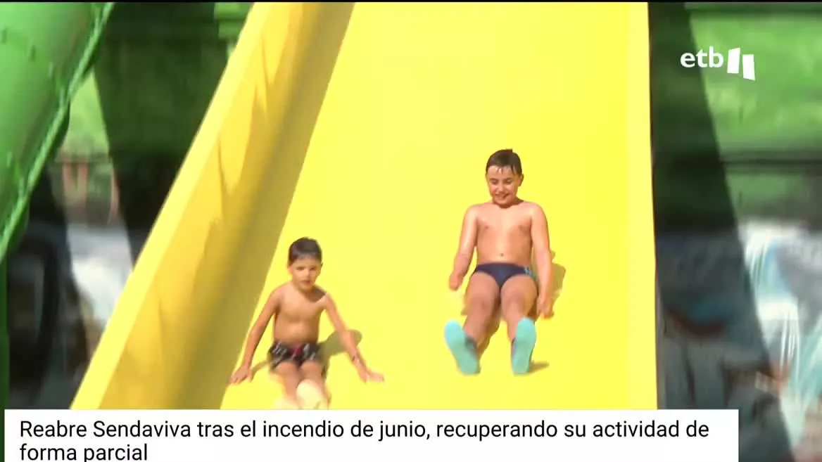 No está completamente abierto todavía, pero sí en su mayor parte. En junio, un incendio provocó graves daños en el parque, pero, gracias al trabajo de muchas personas, apenas unas semanas después ya recibe, de nuevo, a pequeños y mayores.