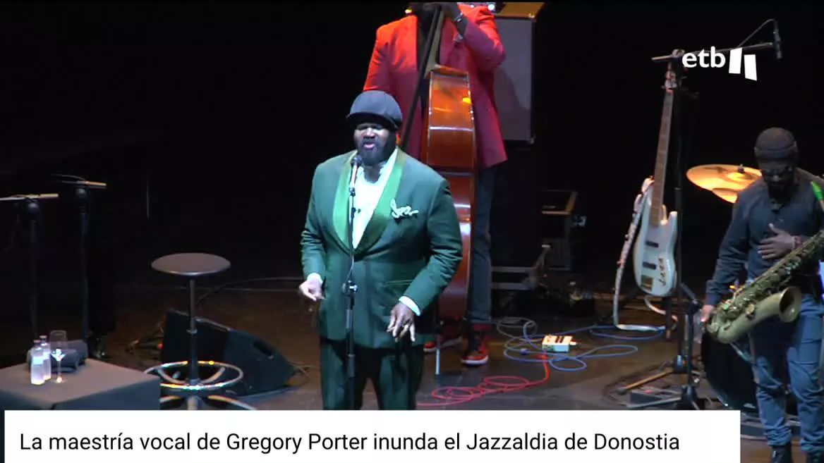 Por la noche, en el escenario de la Plaza de la Trinidad, estamos disfrutando de la música japonesa, con Miho Hazama e Hiromi.