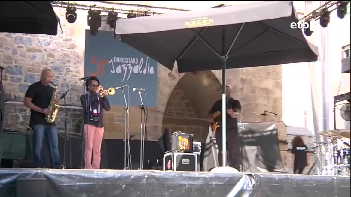 Besteak beste, Iggy Pop izan da larunbat honetan Donostian, eta orain beste batzuen txanda da; tartean, Steve Coleman Chicagoko saxo-jotzailearena. ETB harekin izan da.