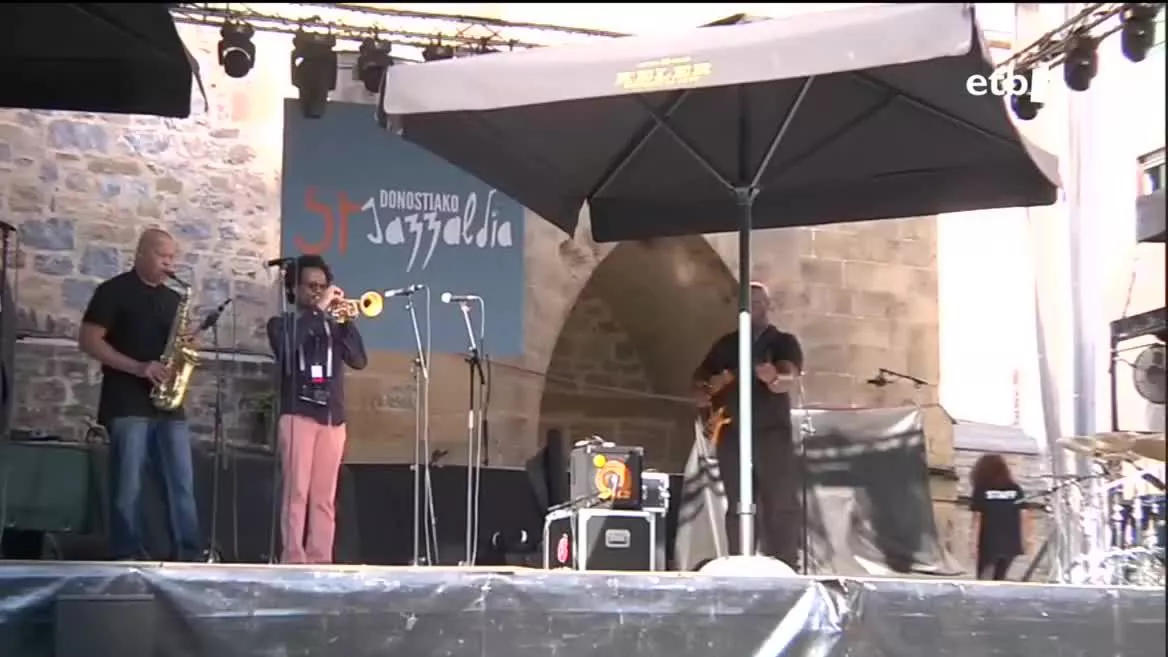 Besteak beste, Iggy Pop izan da larunbat honetan Donostian, eta orain beste batzuen txanda da; tartean, Steve Coleman Chicagoko saxo-jotzailearena. ETB harekin izan da.