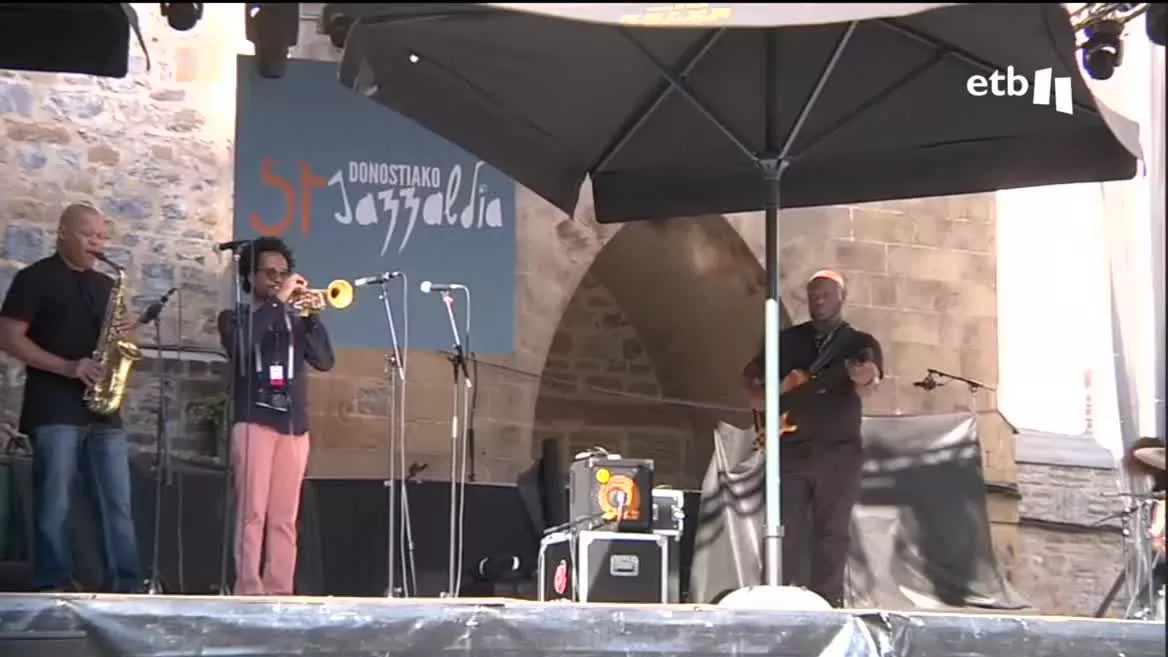 Tras el concierto de Iggy Pop esta tarde, el plato fuerte de la noche lo protagoniza en la plaza Trinidad de San Sebastián "Steve Coleman y los 5 elementos con Louis Cole". El músico de Chicago ha estado con ETB.