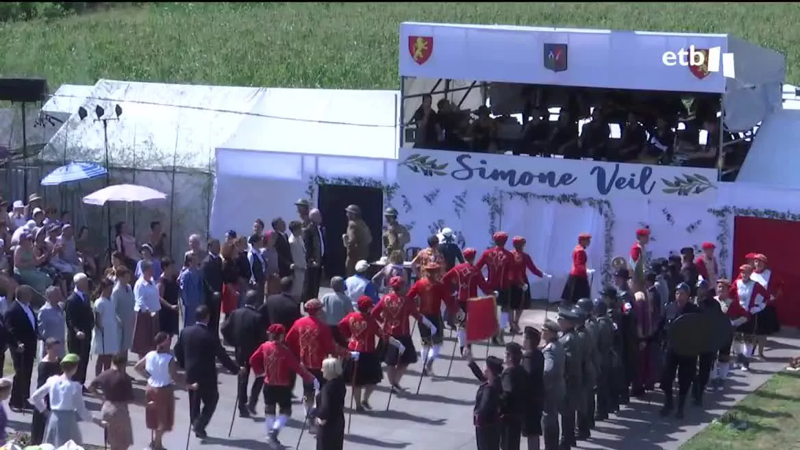 En Zuberoa, en el pueblo de Muskildi, se ha representado este sábado la pastoral que cuenta la historia de la política y abogada Simon Veil. Las entradas llevaban varios días agotadas, por lo que son 2000 personas las que han soportado un intenso calor para disfrutar de la pastoral.