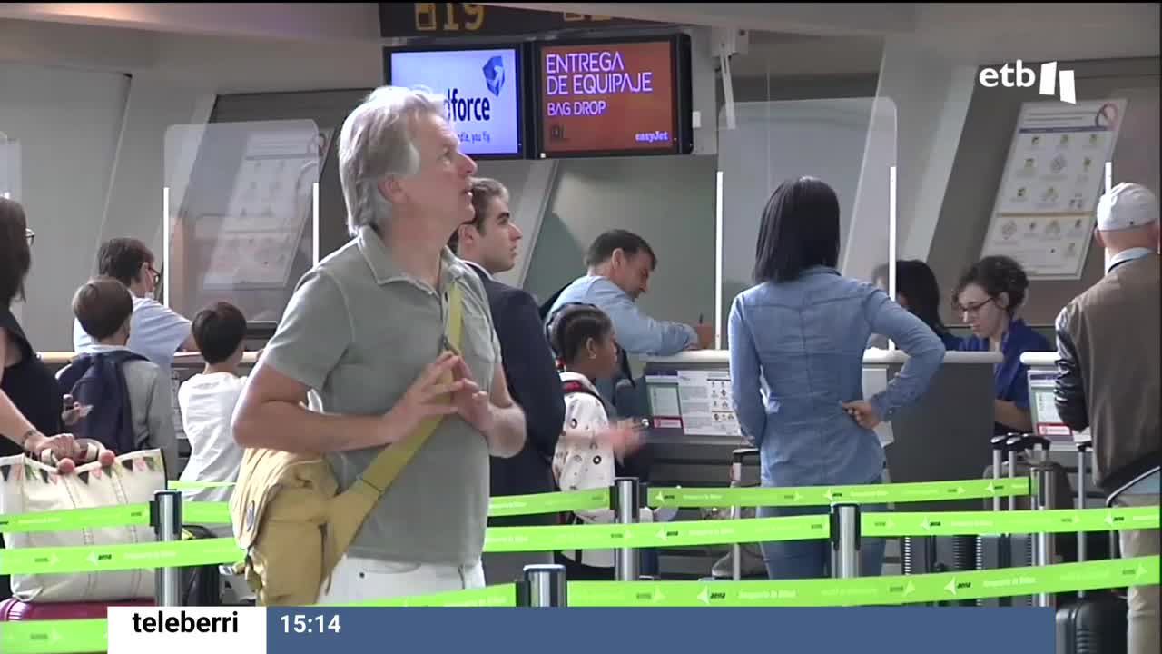 Varias personas en el aeropuerto de Loiu