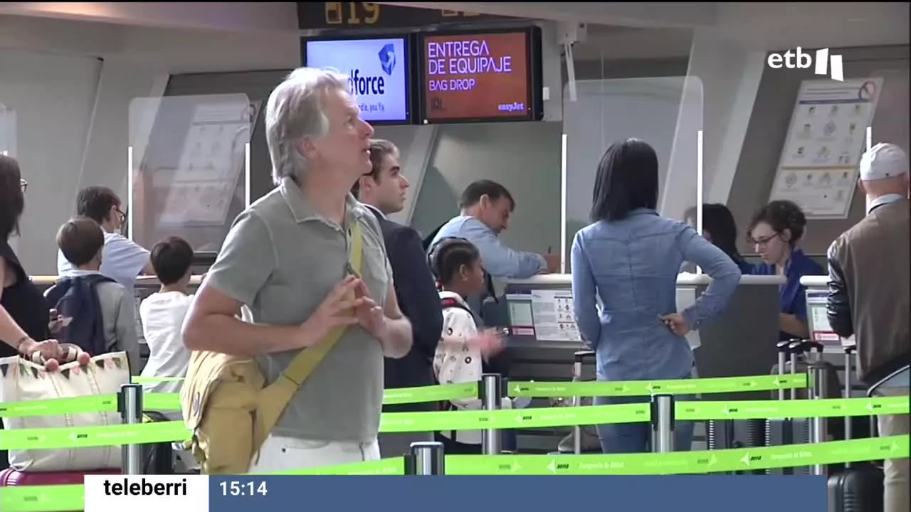 Varias personas en el aeropuerto de Loiu