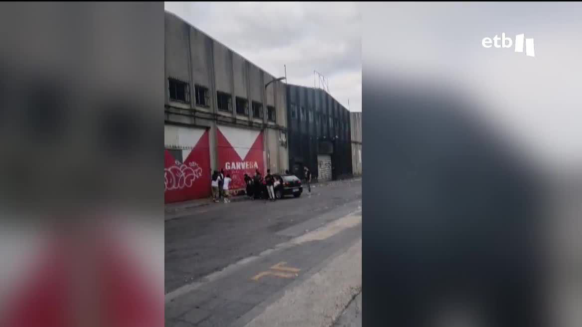 El conductor ha realizado una maniobra brusca al parecer porque estaba siendo víctima de un robo, y ha atropellado de lleno a la chica que se encontraba delante. El conductor ha dado positivo en drogas.