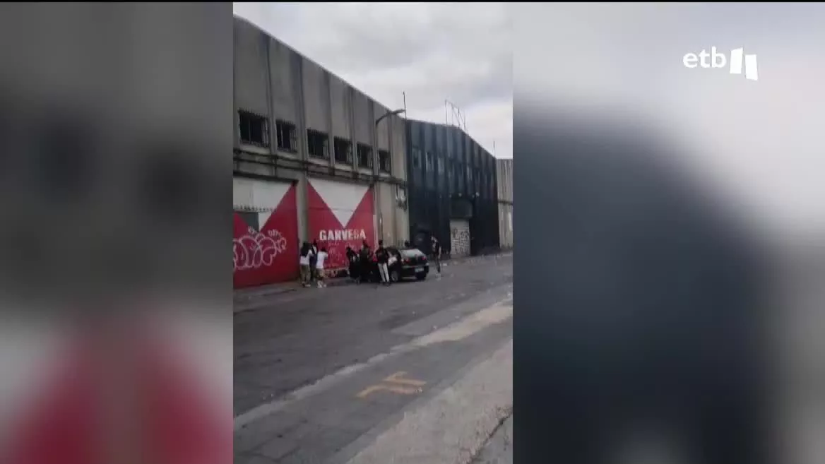 El conductor ha realizado una maniobra brusca al parecer porque estaba siendo víctima de un robo, y ha atropellado de lleno a la chica que se encontraba delante. El conductor ha dado positivo en drogas.