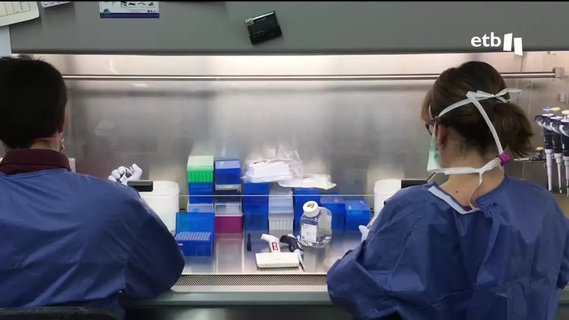 Una mujer ha conseguido controlar el VIH sin tratamiento durante 15 años; la clave está en ciertas células de su sistema inmunitario. Las asociaciones vascas han recibido la noticia con optimismo pero son prudentes, ya que las investigaciones son largas y necesitan más fondos.