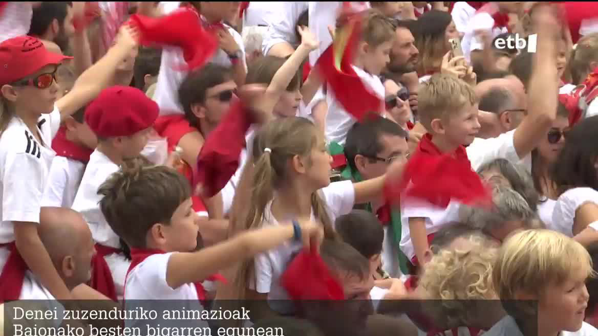 Goizean, haurrak izan dira protagonista nagusiak eta eurak arduratu dira Lehoi Erregea esnatzeaz. Arratsaldean, berriz, euskal kulturari lotutako dantzaldiak eta kantaldiak izan dira, Karrikaldiaren baitan.