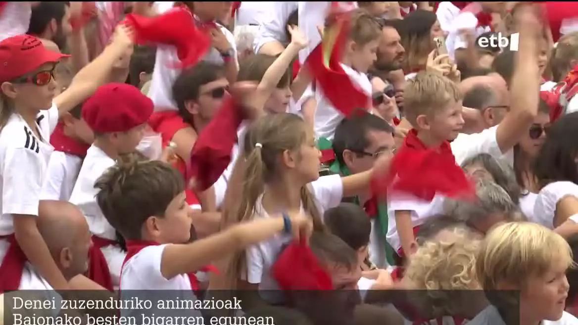 Goizean, haurrak izan dira protagonista nagusiak eta eurak arduratu dira Lehoi Erregea esnatzeaz. Arratsaldean, berriz, euskal kulturari lotutako dantzaldiak eta kantaldiak izan dira, Karrikaldiaren baitan.