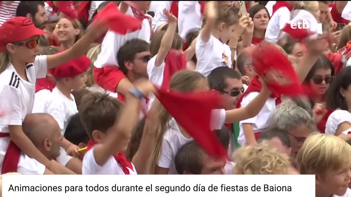 Durante la mañana del segundo día de las fiestas de Baiona el protagonismo ha sido para las niñas y niños, que han despertado al rey León y han disfrutado de las diferentes actividades. Por la tarde, el Karrikaldia ha llenado las calles de la ciudad de danzas y canciones tradicionales.