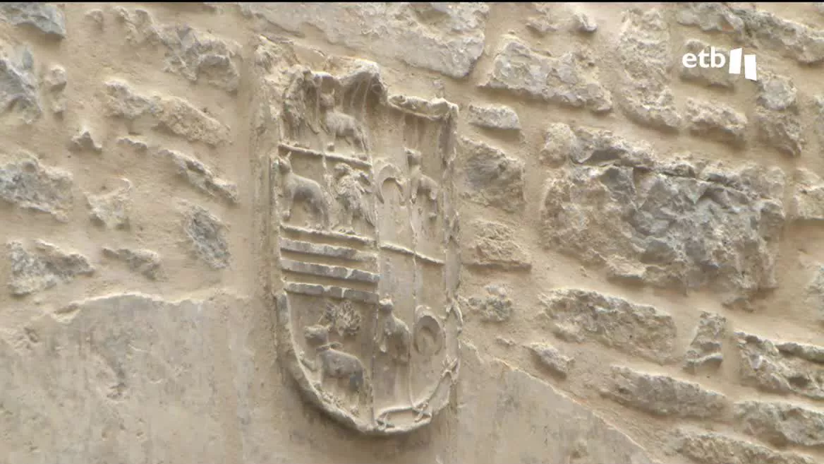 En el casco antiguo de Vitoria-Gasteiz están rehabilitando un palacio renacentista para transformarlo en Euskararen Etxea. ETB ha visitado las obras, que están a punto de finalizar, y se espera que el centro abra sus puertas en enero.