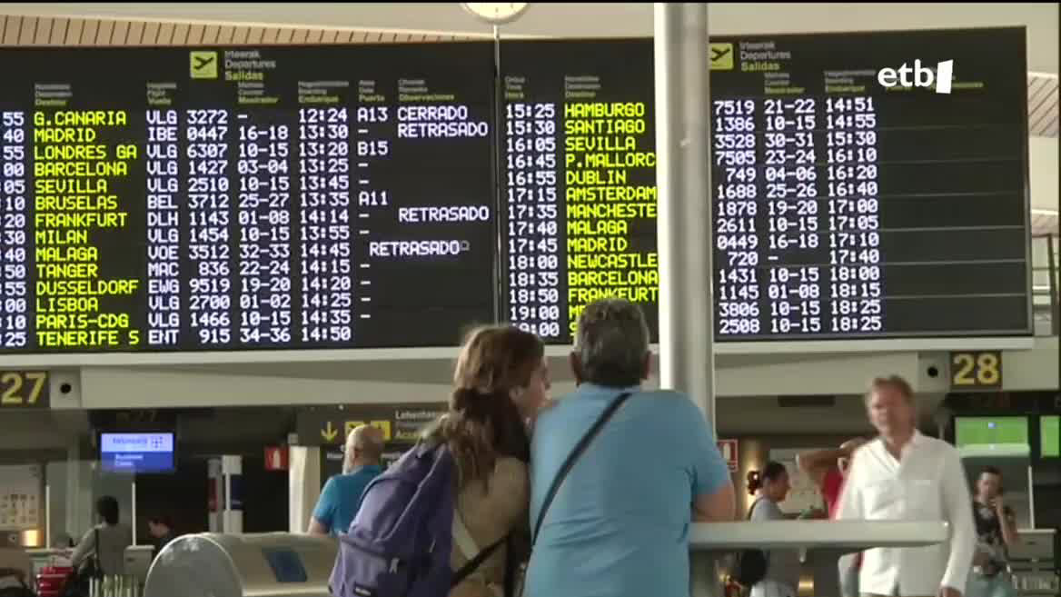 Aireportu eta geltokietan, errepidean bezalaxe, mugimendu handia nabari da asteburu hasiera honetan, uztaileko azkenean. Loiuko aireportuan, pandemia osteko egunik jendetsuenak espero dira: ostiral honetan bakarrik, 135 hegaldi daude.
