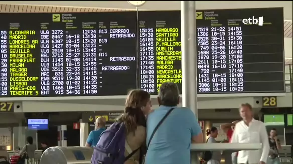 Aireportu eta geltokietan, errepidean bezalaxe, mugimendu handia nabari da asteburu hasiera honetan, uztaileko azkenean. Loiuko aireportuan, pandemia osteko egunik jendetsuenak espero dira: ostiral honetan bakarrik, 135 hegaldi daude.