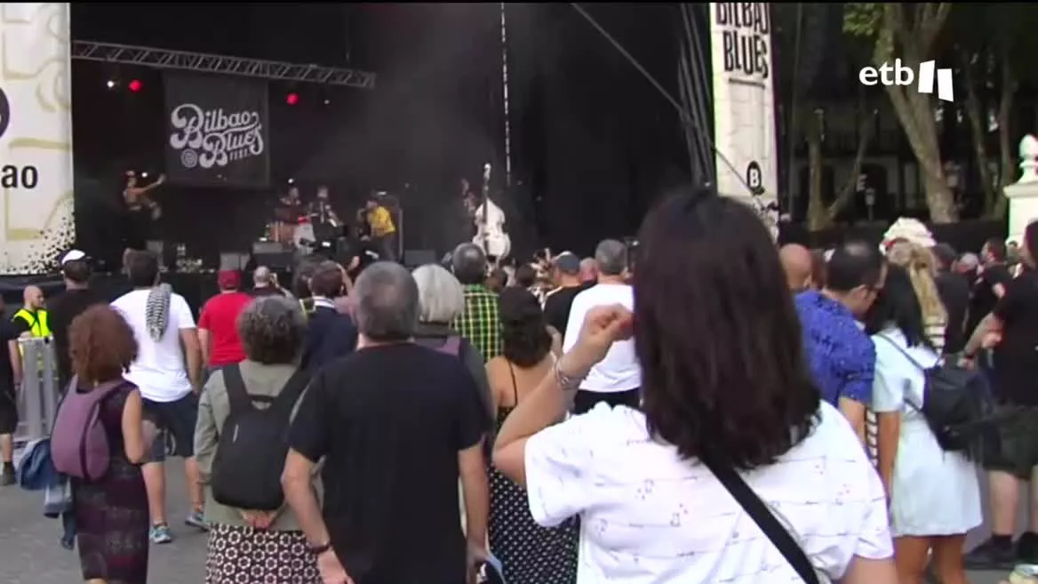 Bilbao cuenta a partir de este viernes con una nueva cita musical que promete éxito. Ha arrancado la primera edición del Bilbao Blues Festival, con una programación de cerca de 15 actuaciones. Algunas de ellas se llevarán a cabo en el Guggenheim, y muchas otras tendrán como epicentro el Arenal.