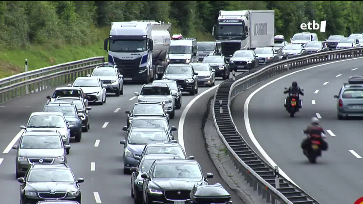 Irunen 7 kilometro arteko auto-ilarak izan dira, Armiñonen 6 kilometrokoak eta Zarautzen 5 kilometro artekoak.
