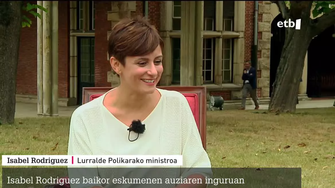 Ministroak Espainako Gobernuaren elkarrizketarako borondatea nabarmendu du ETBri eskainitako elkarrizketan. Hori bai, Gernikako Estatutua aldatzeko beharra azpimarratu du, transferentzia gehiago gauzatzeko.