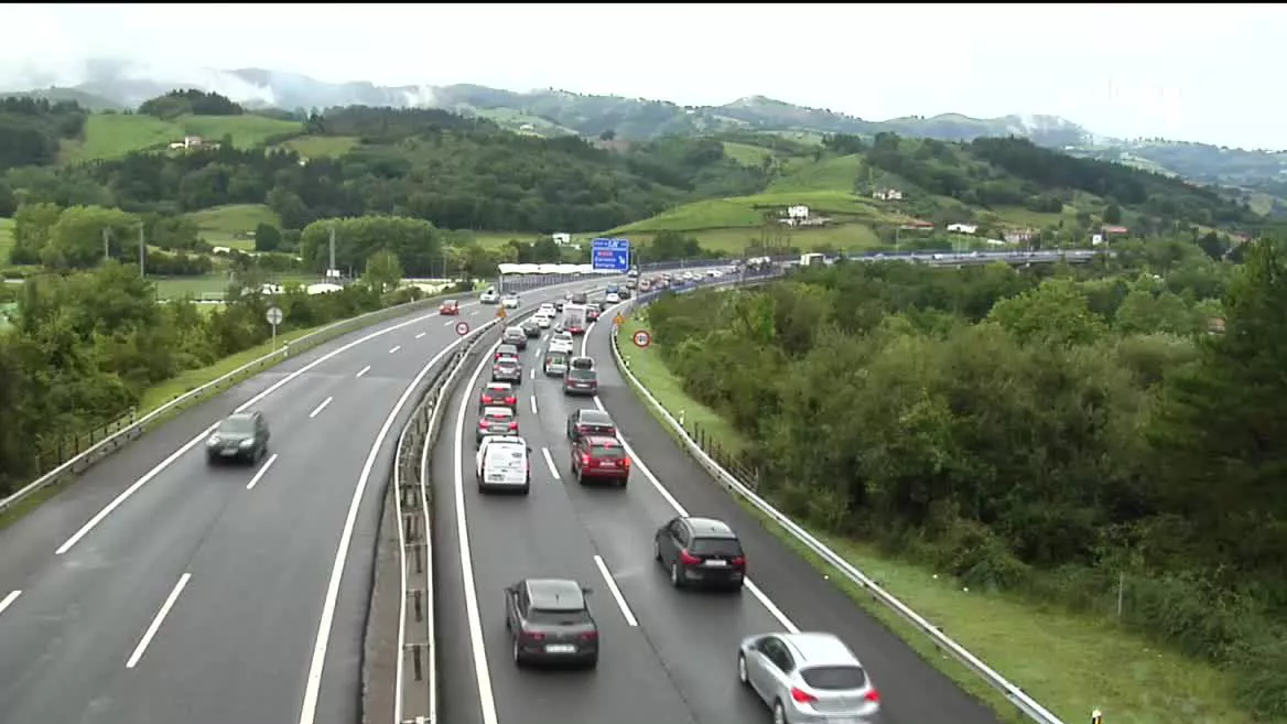 Las colas han alcanzado a primera hora los 7 kilómetros en Irun, 5 kilómetros en Zarautz y 6 kilómetros en Armiñón.