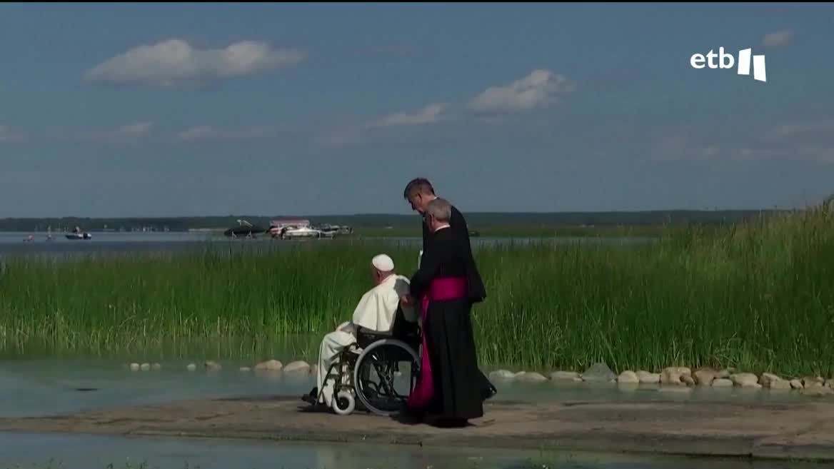 El Papa ha abierto la puerta a la posibilidad de la renuncia al pontificado. Francisco ha considerado esa posibilidad por los problemas de movilidad que padece y, en su viaje de vuelta de Canada, ha reconocido que esta visita ha sido tambien una prueba para él.