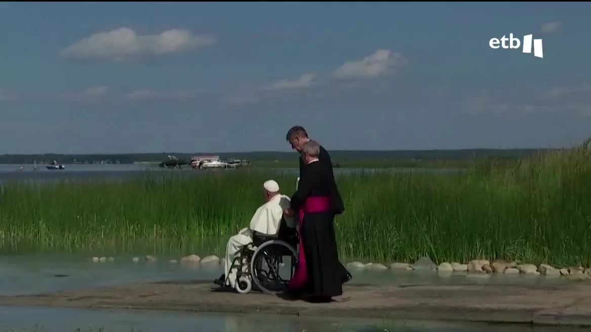 El Papa ha abierto la puerta a la posibilidad de la renuncia al pontificado. Francisco ha considerado esa posibilidad por los problemas de movilidad que padece y, en su viaje de vuelta de Canada, ha reconocido que esta visita ha sido tambien una prueba para él.