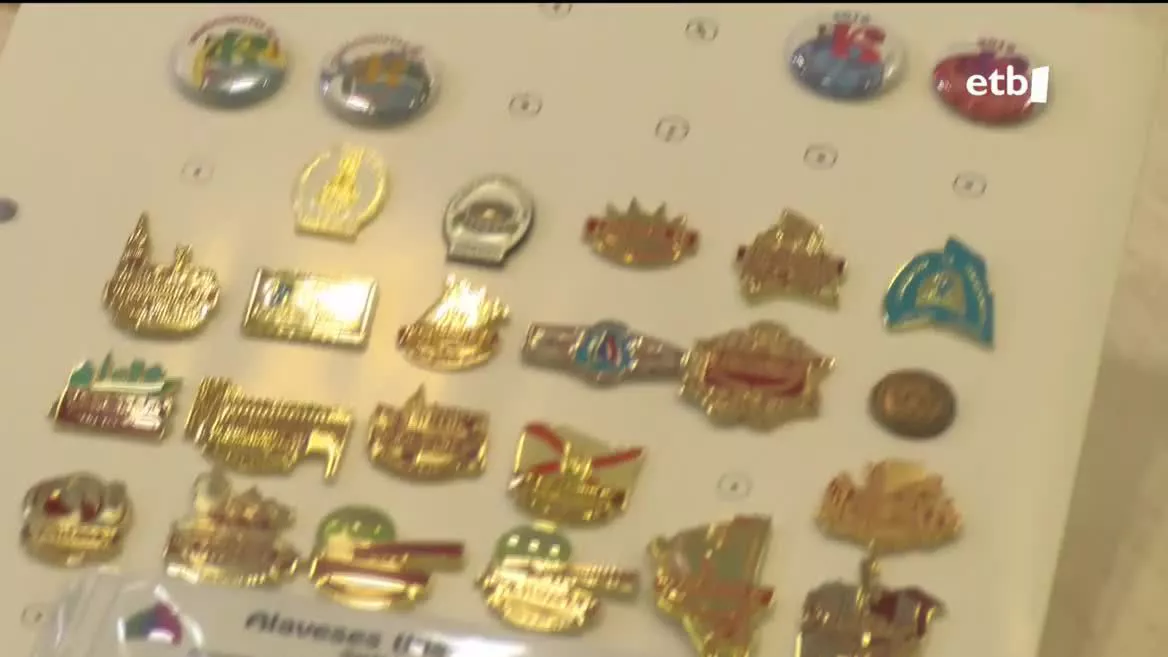Bildumazaleen artean, badira txanponak biltzen dituztenak, zigiluak eta baita pin-en zaleak ere. Gasteizko Orratz elkarteak esaterako, pinak eskuratzen ditu, zehazki, Arabarekin lotutakoak. Dagoeneko 4.000tik gora aurkitu dituzte ildo horretakoak.