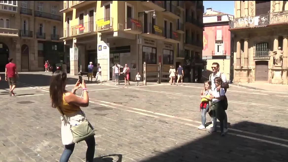 Azken hamabostaldian ohi baino jende gutxiago hartu du Iruñeak. Nafarroako turismo arloak abuztuan jende ugari hartzea espero du.