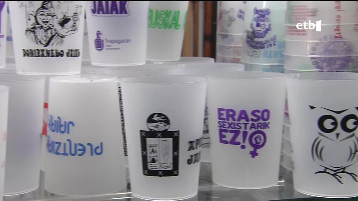 Gero eta gehiago dira erabilera bakarreko edalontziak baztertu eta berrerabilgarrien aldeko apustua egiten duten txosna-gune eta tabernak. Egunotan, milaka eta milaka diseinatu eta banatzen ari dira.