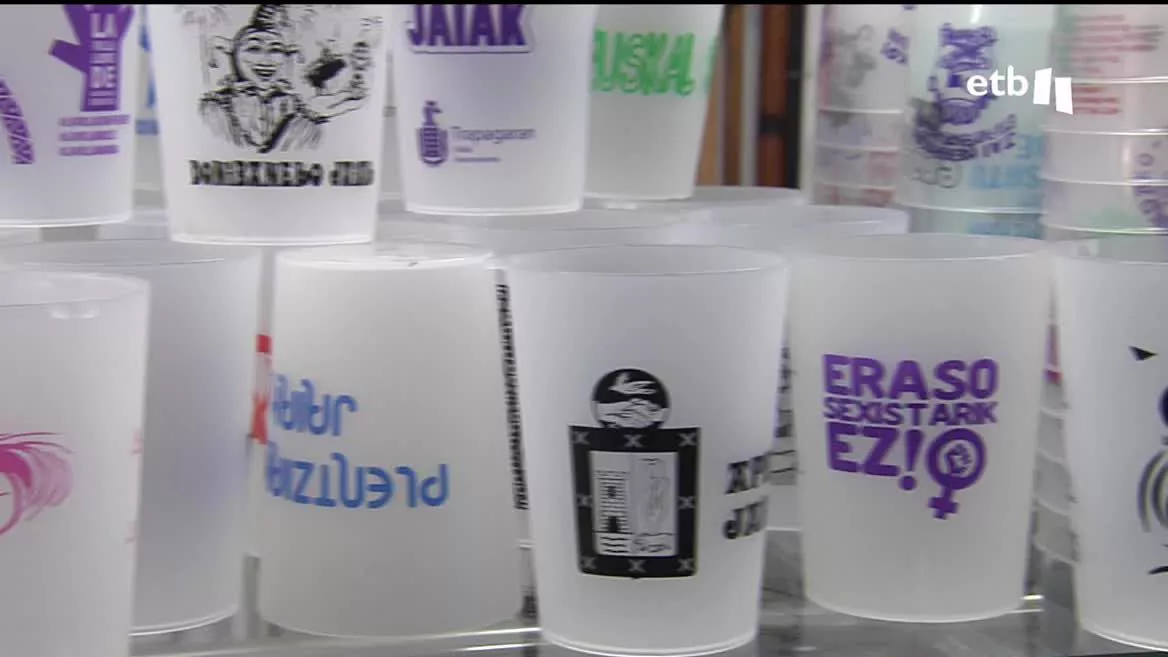 Cada vez son más las zonas de txosnas y bares que rechazan los vasos de un solo uso y apuestan por los reutilizables. Estos días, miles y miles están siendo diseñados y distribuidos.