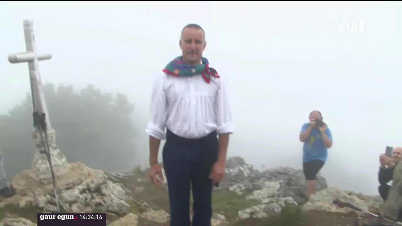 Urteurrena ospatzeaz gain, Erniozaleak kultur elkarteak 25 urte bete ondoren, ibilbidea amaitu du gau eta elkartea desegin egingo dute. Tontorrean izan da ETB haiekin.