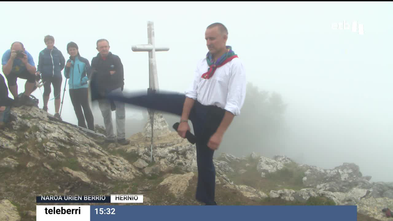 Además de celebrar el aniversario, la asociación cultural Erniozaleak ha finalizado su recorrido tras cumplir 25 años y la asociación será disuelta. ETB ha estado con ellos en la cima.