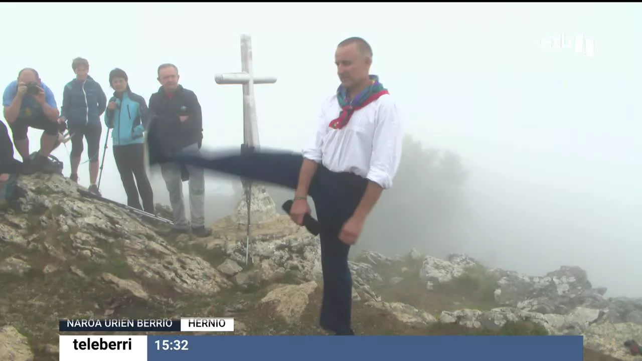 Además de celebrar el aniversario, la asociación cultural Erniozaleak ha finalizado su recorrido tras cumplir 25 años y la asociación será disuelta. ETB ha estado con ellos en la cima.