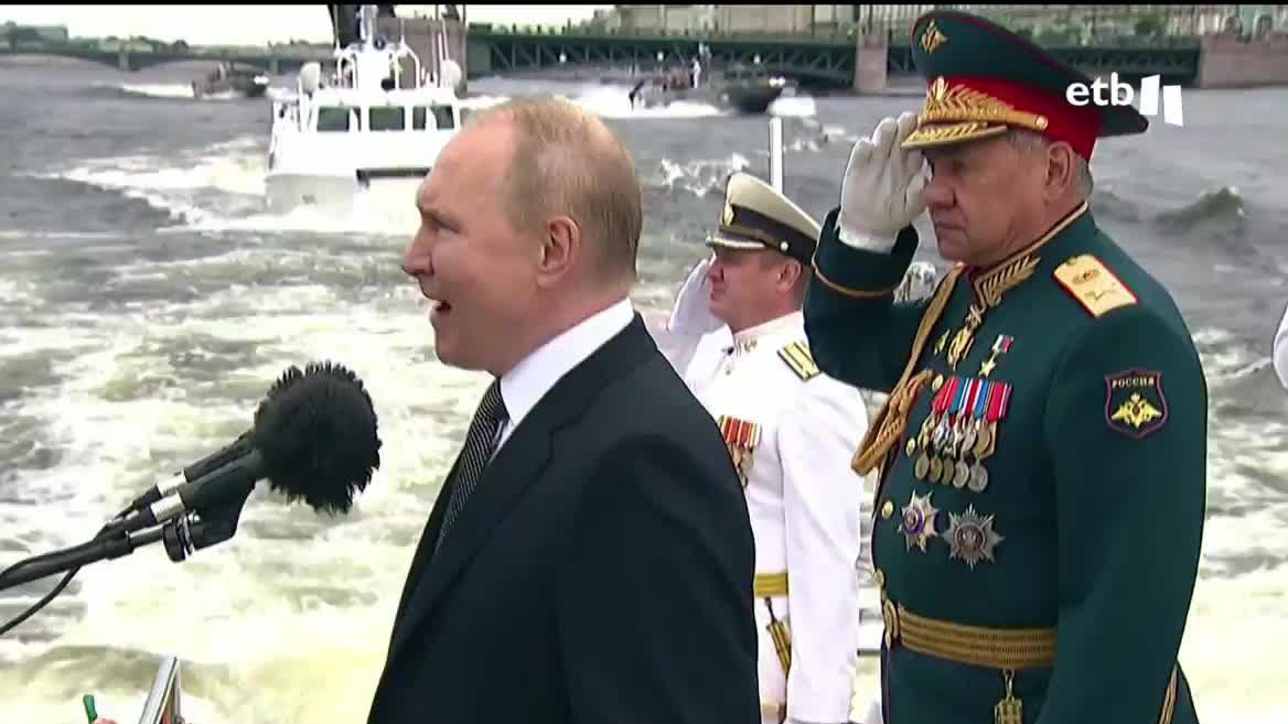 El presidente ruso ha anunciado un ambicioso plan para reforzar la fuerza naval de Rusia. Entre las medidas de esa nueva estrategia naval, destacan que pronto los buques de guerra rusos dispondrán de misiles hipersónicos y que Rusia abrirá nuevas bases navales en el Mediterráneo y en el Pacífico.