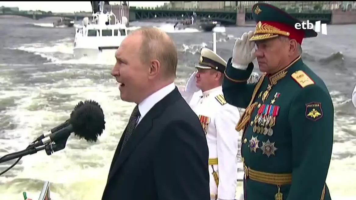 El presidente ruso ha anunciado un ambicioso plan para reforzar la fuerza naval de Rusia. Entre las medidas de esa nueva estrategia naval, destacan que pronto los buques de guerra rusos dispondrán de misiles hipersónicos y que Rusia abrirá nuevas bases navales en el Mediterráneo y en el Pacífico.