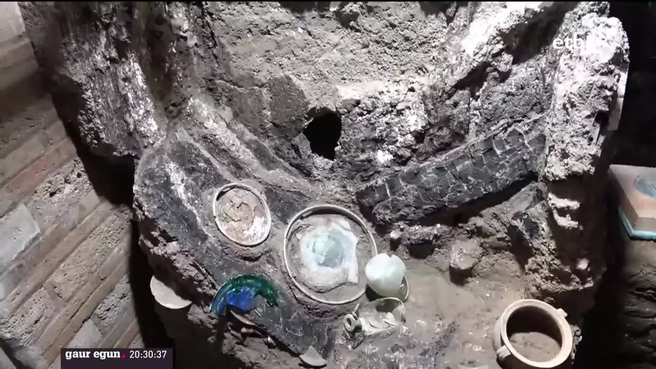 Logela bat, objektuz betetako bi metroko armairua, edalontziak, platerak…. Objektu horiek guztiak dira orain bi milioi urteko zibilizazioaren lekuko. Izan ere, 79. urtean suntsitu zuen Vesubio sumendiak Ponpeia hiria.