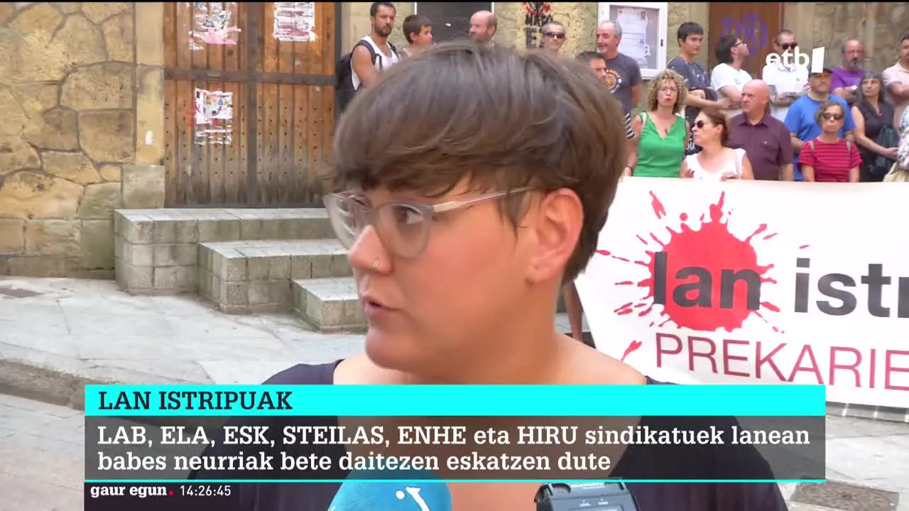 Sindikatuek deitutako ekitaldian, hildakoen familiei elkartasuna adierazi diete sindikatuetako ordezkariek, eta lanean babes neurriak bete ditzaten eskatu dute.