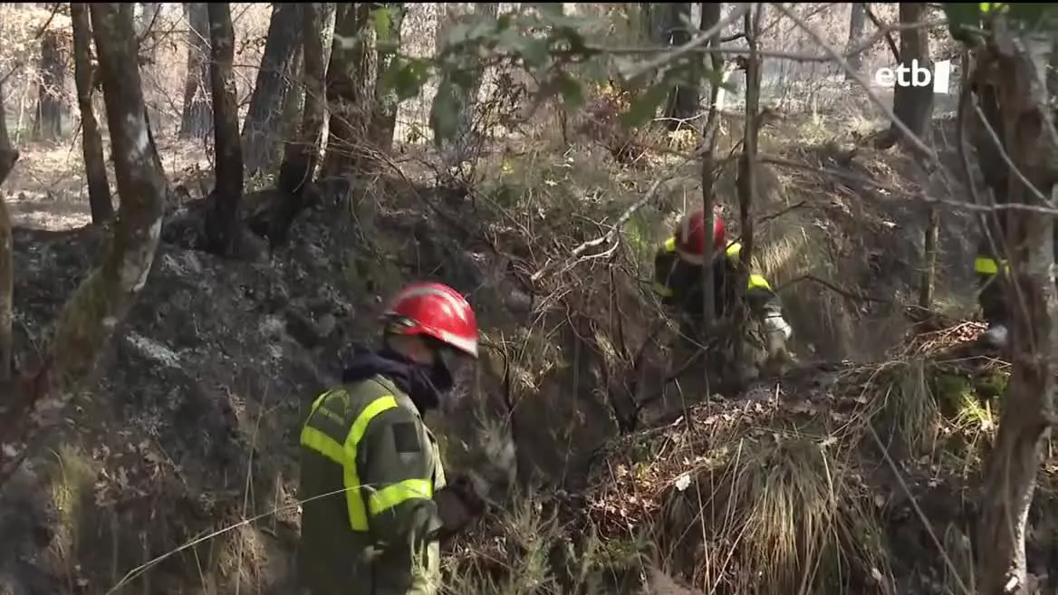 Aurreko egunetan baino mantsoago bada ere, sugarrek hedatzen jarraitzen dute bertan. Oraingoz, 7.400 hektarea kiskali ditu suteak, azken egunotan.